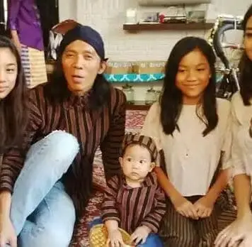 Bimbim Slank Berharap Ketiga Anaknya Bisa Main Musik Bimbim Slank Berharap Ketiga Anaknya Bisa Main Musik