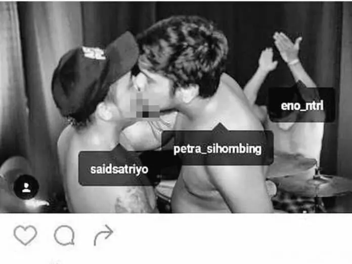 Foto Petra Sihombing Ciuman dengan Sesama Jenis dianggap Gimmick oleh Ayahnya Foto Petra Sihombing Ciuman dengan Sesama Jenis dianggap Gimmick oleh Ayahnya