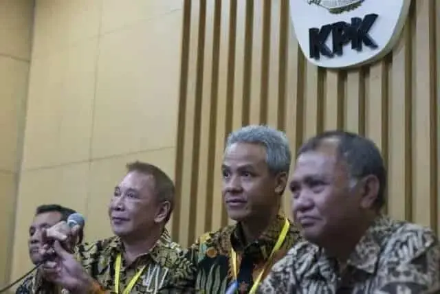 KPK Periksa Ganjar Pranowo Terkait Dugaan Korupsi E-KTP KPK Periksa Ganjar Pranowo Terkait Dugaan Korupsi E-KTP