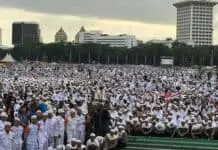 Monas Tidak Mampu Menampung Massa Aksi Damai Monas Tidak Mampu Menampung Massa Aksi Damai
