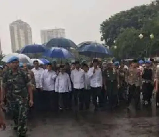 Usai Salat, Presiden Sapa Jutaan Peserta Aksi Usai Salat, Presiden Sapa Jutaan Peserta Aksi