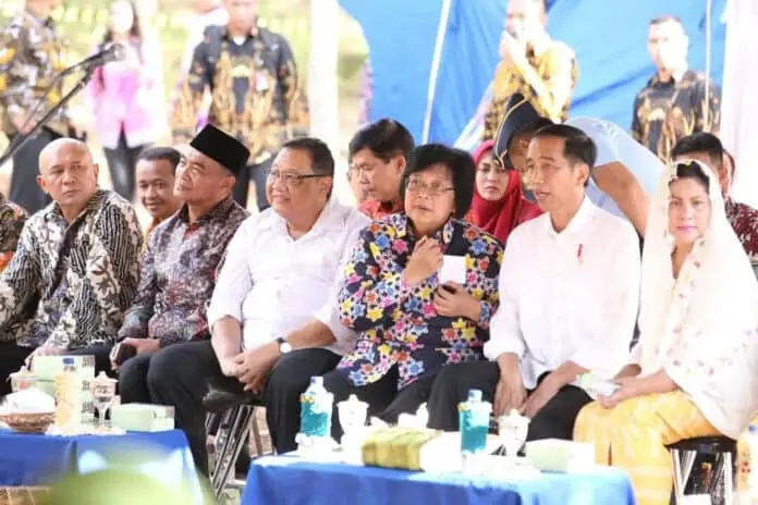 Presiden Serahkan Hutan Tanaman Rakyat kepada 7 Koperasi Presiden Serahkan Hutan Tanaman Rakyat kepada 7 Koperasi