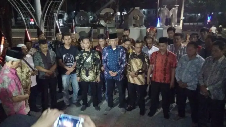 Berbagai Elemen Masyarakat Rayakan HUT Jokowi Di Sebrang Istana Merdeka