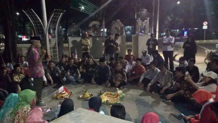 Berbagai Elemen Masyarakat Rayakan HUT Jokowi Di Sebrang Istana Merdeka