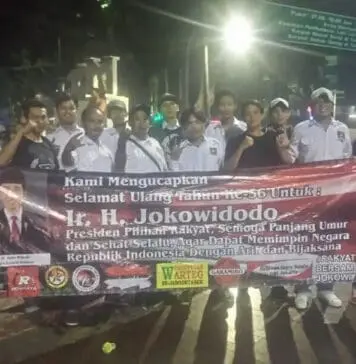 Berbagai Elemen Masyarakat Rayakan HUT Jokowi Di Sebrang Istana Merdeka Berbagai Elemen Masyarakat Rayakan HUT Jokowi Di Sebrang Istana Merdeka