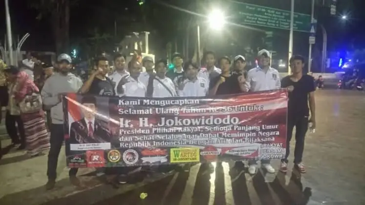Berbagai Elemen Masyarakat Rayakan HUT Jokowi Di Sebrang Istana Merdeka
