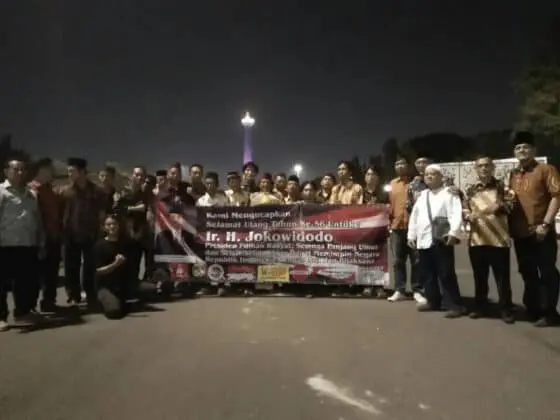Berbagai Elemen Masyarakat Rayakan HUT Jokowi Di Sebrang Istana Merdeka