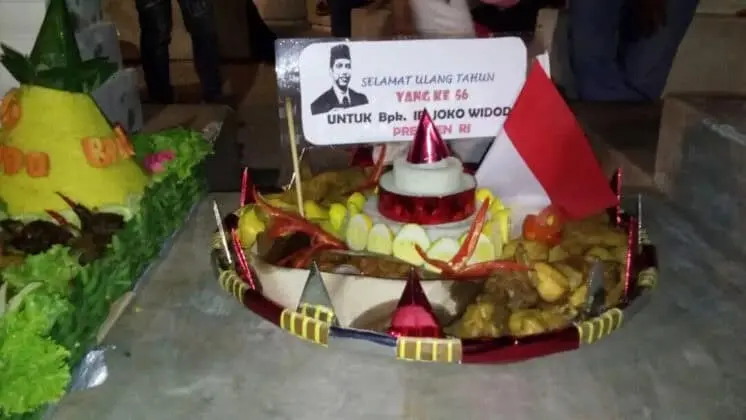 Berbagai Elemen Masyarakat Rayakan HUT Jokowi Di Sebrang Istana Merdeka