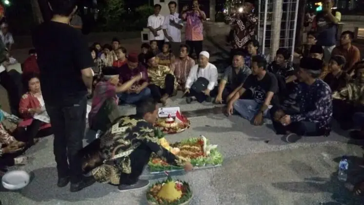 Berbagai Elemen Masyarakat Rayakan HUT Jokowi Di Sebrang Istana Merdeka