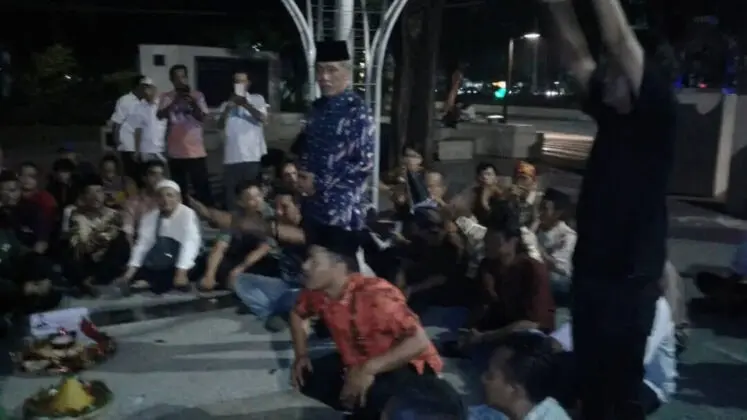 Berbagai Elemen Masyarakat Rayakan HUT Jokowi Di Sebrang Istana Merdeka