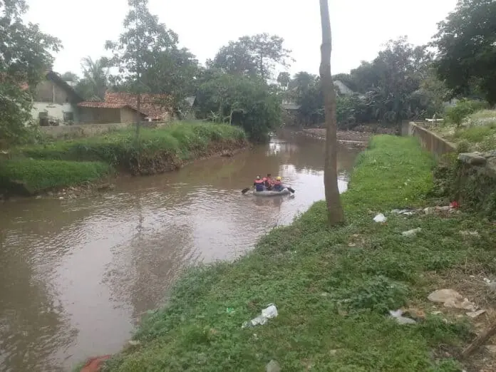 FRPBA Kembali Mencari Orang Hanyut di Sungai Pesanggrahan FRPBA Kembali Mencari Orang Hanyut di Sungai Pesanggrahan