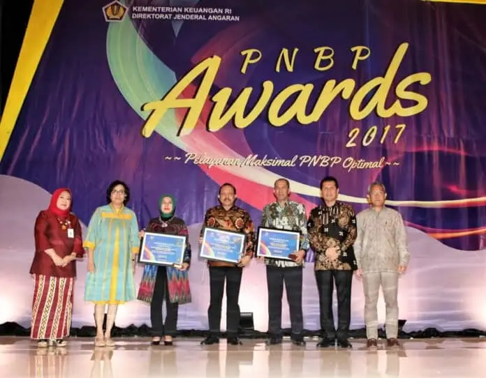 Kementerian Koperasi dan UKM Raih PNBP Award 2017 Kementerian Koperasi dan UKM Raih PNBP Award 2017
