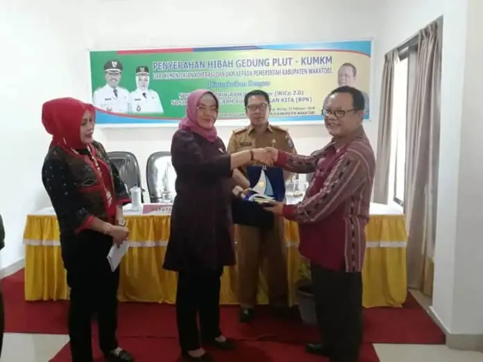Kemenkop UKM Hibahkan Gedung PLUT-KUMKM Kepada Pemkab Wakatobi Kemenkop UKM Hibahkan Gedung PLUT-KUMKM Kepada Pemkab Wakatobi