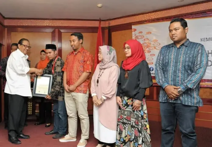 Genjot KUMKM, Puspayoga Serahkan Sertifikat Koperasi, HAKI Hingga IUMK Genjot KUMKM, Puspayoga Serahkan Sertifikat Koperasi, HAKI Hingga IUMK
