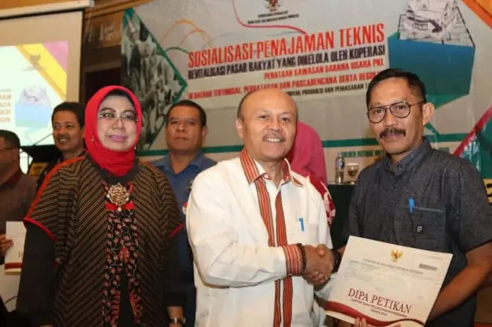 Kemenkop Pastikan Program Revitalisasi Pasar Rakyat Dongkrak Transaksi PKL Kemenkop Pastikan Program Revitalisasi Pasar Rakyat Dongkrak Transaksi PKL