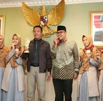 Menpora Beri Penghargaan Juara Debat Internasional di Qatar