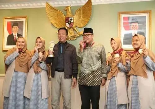 Menpora Beri Penghargaan Juara Debat Internasional di Qatar Menpora Beri Penghargaan Juara Debat Internasional di Qatar