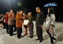 Menkop UKM Beri Penghargaan Pemda dan Koperasi Terbaik 2017