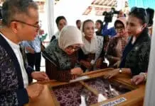 Dekranas Kembangkan Tenun Gedog Tuban Sebagai Produk Unggulan Dekranas Kembangkan Tenun Gedog Tuban Sebagai Produk Unggulan