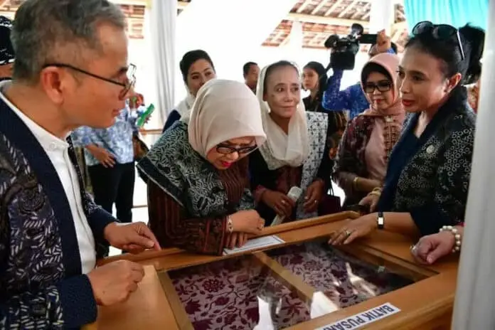 Dekranas Kembangkan Tenun Gedog Tuban Sebagai Produk Unggulan Dekranas Kembangkan Tenun Gedog Tuban Sebagai Produk Unggulan