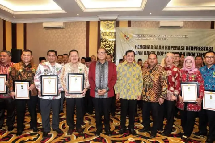 Menkop Beri Penghargaan Kepala Daerah dan Koperasi Berprestasi 2018