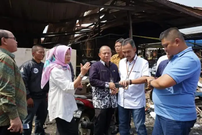 Kemenkop Akan Kucurkan Bantuan WP kepada Pedagang Korban Kebakaran Pasar Gedebage Kemenkop Akan Kucurkan Bantuan WP kepada Pedagang Korban Kebakaran Pasar Gedebage