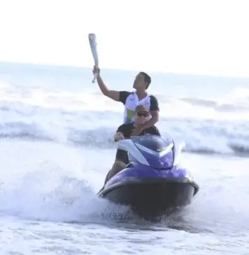 Hamish Daud Bawa Obor Asian Games Dengan Surfing