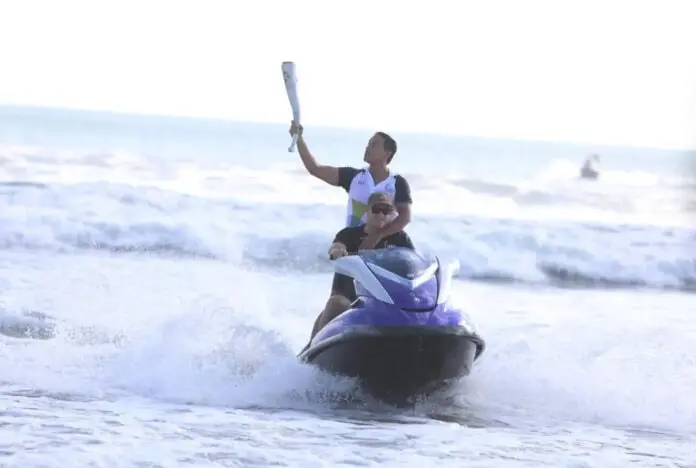 Hamish Daud Bawa Obor Asian Games Dengan Surfing