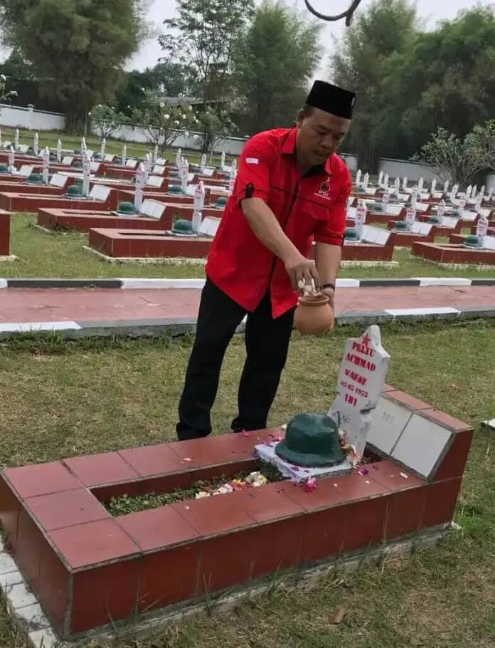 Peringati HUT RI Ke-73, Nanang Kurniawan Tabur Bunga di Makam Pahlawan Peringati HUT RI Ke-73, Nanang Kurniawan Tabur Bunga di Makam Pahlawan
