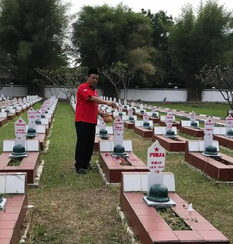 Peringati HUT RI Ke-73, Nanang Kurniawan Tabur Bunga di Makam Pahlawan 
