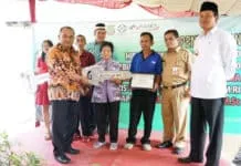 Sesmenkop dan UKM Serahkan Hibah Rumah Siap Huni ke-100 Kopsyah BMI Sesmenkop dan UKM Serahkan Hibah Rumah Siap Huni ke-100 Kopsyah BMI