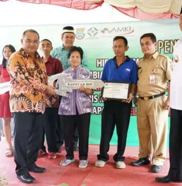 Sesmenkop dan UKM Serahkan Hibah Rumah Siap Huni ke-100 Kopsyah BMI Sesmenkop dan UKM Serahkan Hibah Rumah Siap Huni ke-100 Kopsyah BMI