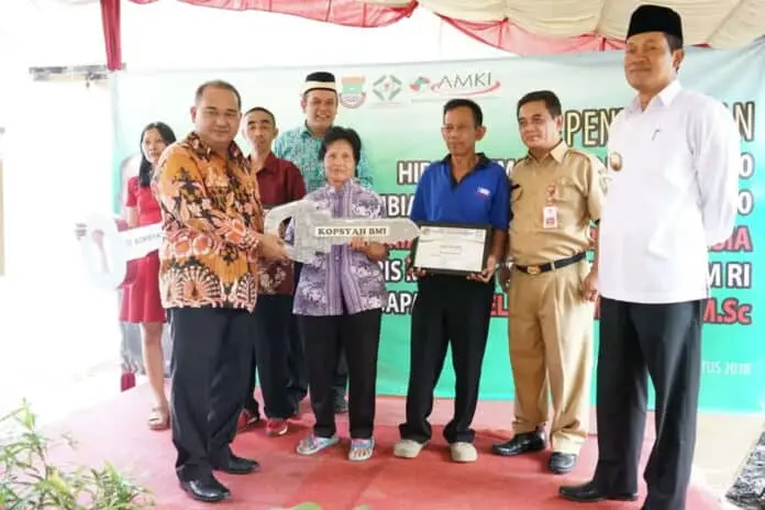 Sesmenkop dan UKM Serahkan Hibah Rumah Siap Huni ke-100 Kopsyah BMI Sesmenkop dan UKM Serahkan Hibah Rumah Siap Huni ke-100 Kopsyah BMI
