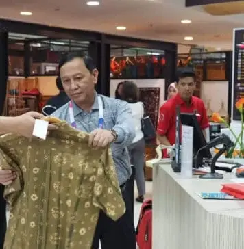 Atlet dan Official Asian Games Buru Cinderamata Khas Nusantara di Smesco