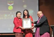 Suhardani Bustanil Arifin Raih Mahakarya Budaya dari MURI Suhardani Bustanil Arifin Raih Mahakarya Budaya dari MURI