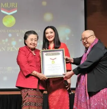 Suhardani Bustanil Arifin Raih Mahakarya Budaya dari MURI