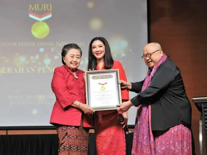 Suhardani Bustanil Arifin Raih Mahakarya Budaya dari MURI