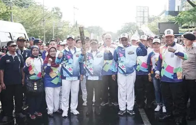 Puluhan Ribu Masyarakat Kota Makassar Ramaikan Pawai Obor Api Asian Para Games 2018 Puluhan Ribu Masyarakat Kota Makassar Ramaikan Pawai Obor Api Asian Para Games 2018