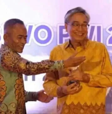 Eka Putra Wirya Terima Lifetime Achievement Golden Award SIWO PWI