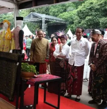 Presiden RI Ajak Masyarakat Budayakan Memakai Sarung Presiden RI Ajak Masyarakat Budayakan Memakai Sarung