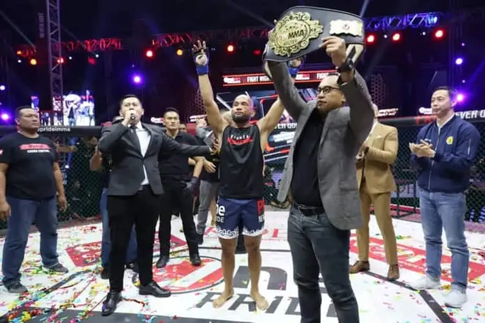 Tumbangkan Ahong, Theo Ginting Juara Baru One Pride MMA
