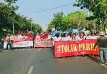 Massa Demonstran Desak Jokowi Tidak Keluarkan Perppu KPK Massa Demonstran Desak Jokowi Tidak Keluarkan Perppu KPK