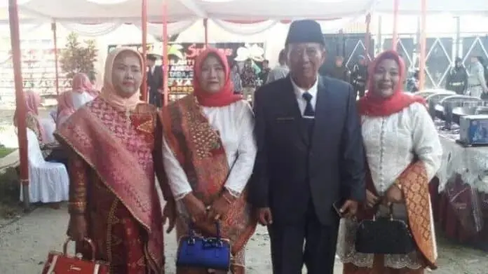 Sejumlah Anggota DPRD Bawa 3 Istrinya Saat Pelantikan