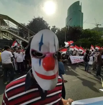 Kenakan Topeng Badut, Massa Gelar Aksi "Tertawakan KPK"