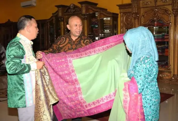 Pengrajin Songket Diminta Jangan Bergantung Bahan Baku Impor Pengrajin Songket Diminta Jangan Bergantung Bahan Baku Impor