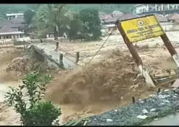 Jembatan Cigowong Kabupaten Bogor Hanyut, Empat Kampung Berpenduduk 3000 jiwa Terisolir Jembatan Cigowong Kabupaten Bogor Hanyut, Empat Kampung Berpenduduk 3000 jiwa Terisolir