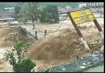 Jembatan Cigowong Kabupaten Bogor Hanyut, Empat Kampung Berpenduduk 3000 jiwa Terisolir Jembatan Cigowong Kabupaten Bogor Hanyut, Empat Kampung Berpenduduk 3000 jiwa Terisolir