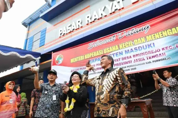 Revitalisasi Pasar Bukti Komitmen Pemberdayaan KUMKM Revitalisasi Pasar Bukti Komitmen Pemberdayaan KUMKM