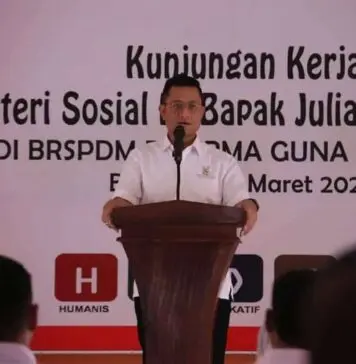Cicipi Sirup Racikan Penyandang Disabilitas Mental, Mensos Juliari: Ini Bukti Efektifitas Pendekatan Humanis dan Terapi Penghidupan