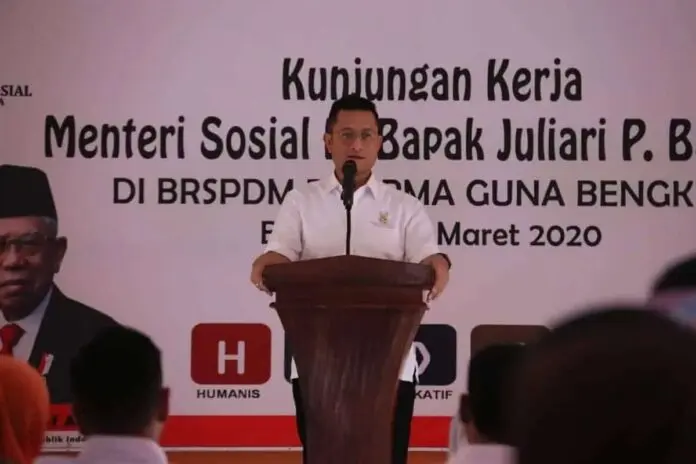 Cicipi Sirup Racikan Penyandang Disabilitas Mental, Mensos Juliari: Ini Bukti Efektifitas Pendekatan Humanis dan Terapi Penghidupan